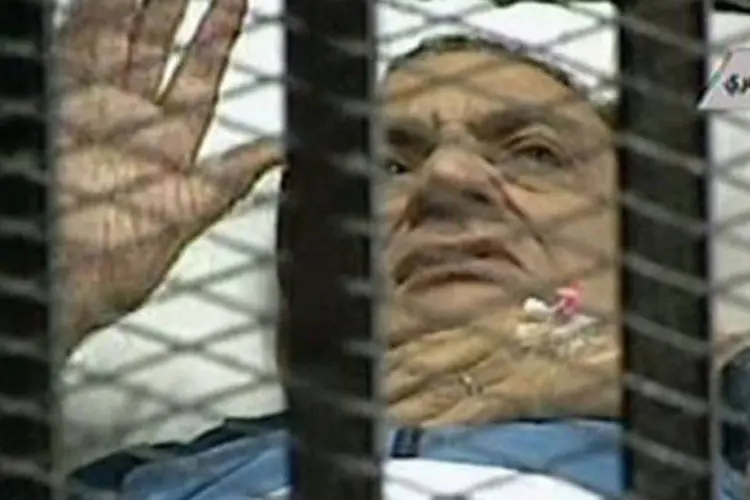Mubarak é julgado também pelo suposto delito de corrupção, no qual divide o banco dos réus com seus filhos, Gamal e Alaa (AFP)