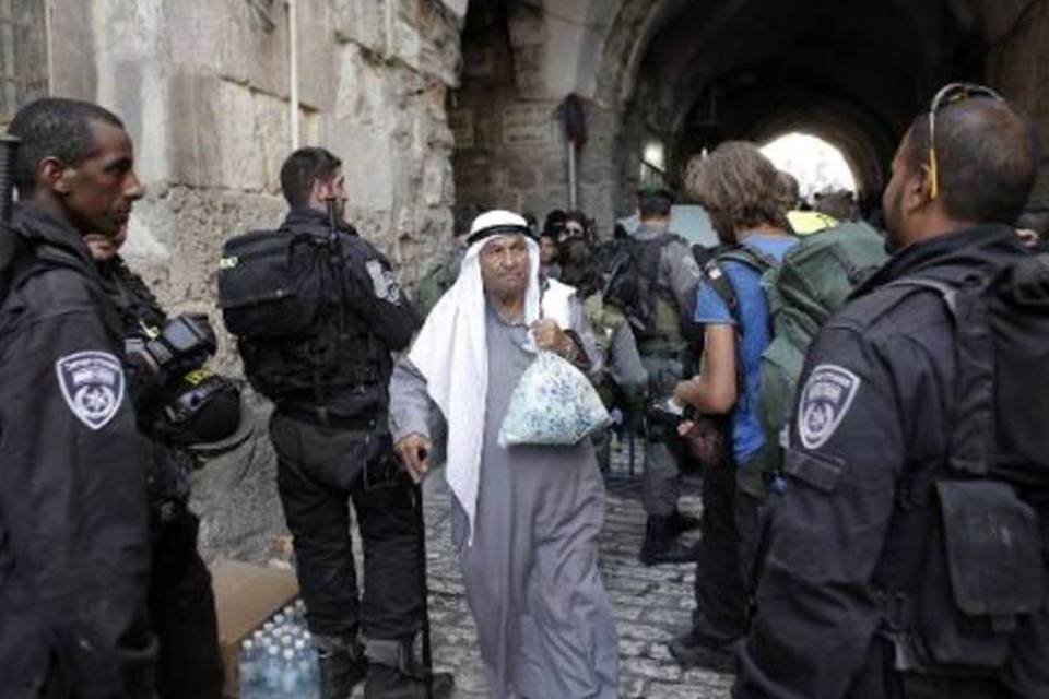 Palestinos enfrentam policiais na Esplanada das Mesquitas