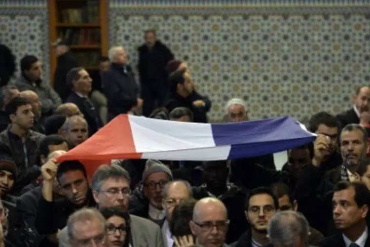 Muçulmanos exibem a bandeira da França na Grande Mesquita de Estrasburgo (PATRICK HERTZOG/AFP)