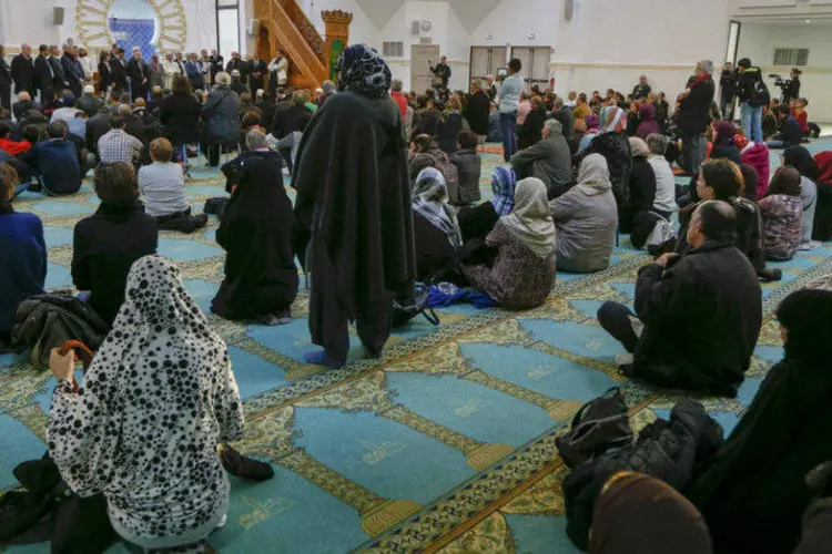 
	Mu&ccedil;ulmanos rezam em Grande Mesquita em Lyon, na Fran&ccedil;a
 (Robert Pratta/Reuters)