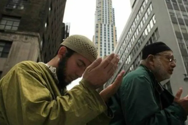 
	Mu&ccedil;ulmanos rezam em Nova York: de acordo com os grupos de mu&ccedil;ulmanos, o n&uacute;mero de crimes contra religiosos e &aacute;rabes nos EUA aumentou ap&oacute;s o 11 de setembro
 (AFP/Getty Images / Spencer Platt)