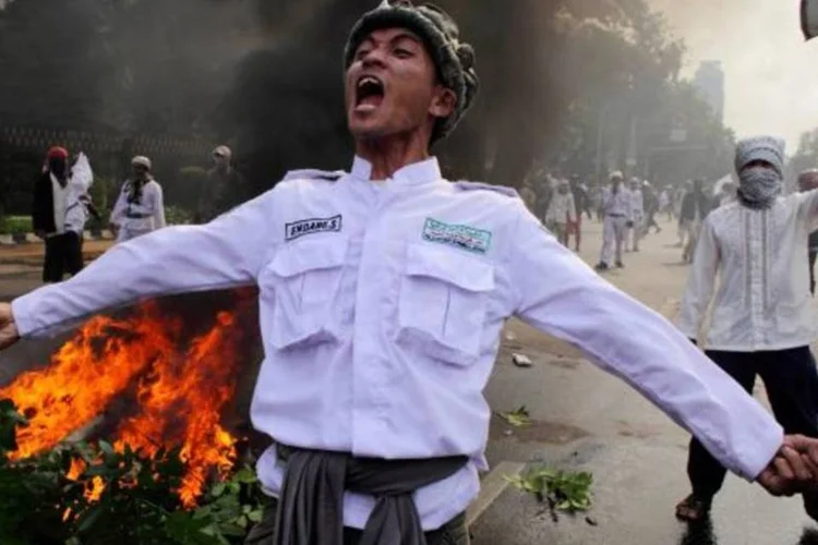 
	Mu&ccedil;ulmanos protestam na Indon&eacute;sia, diante da embaixada americana em Jacarta: A exibi&ccedil;&atilde;o do controvertido v&iacute;deo foi o estopim da escalada de viol&ecirc;ncia
 (Beawiharta/Reuters)