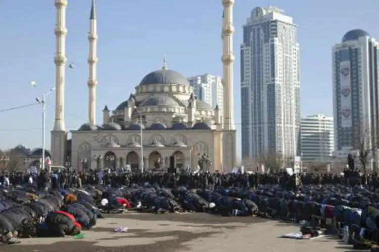 Muçulmanos rezam durante uma manifestação em Grozni, na Chechênia, contra charges do profeta Maomé (Yelena Fitkulina/AFP)