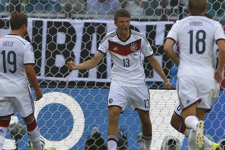 
	O atacante alem&atilde;o Thomas Mueller comemora ap&oacute;s converter p&ecirc;nalti contra Portugal
 (Darren Staples/Reuters)