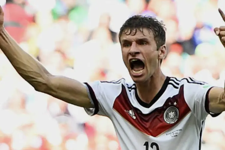 Thomas Mueller comemora gol na Copa: "um belo dia", classificou o jornal Bild (Dylan Martinez/Reuters)