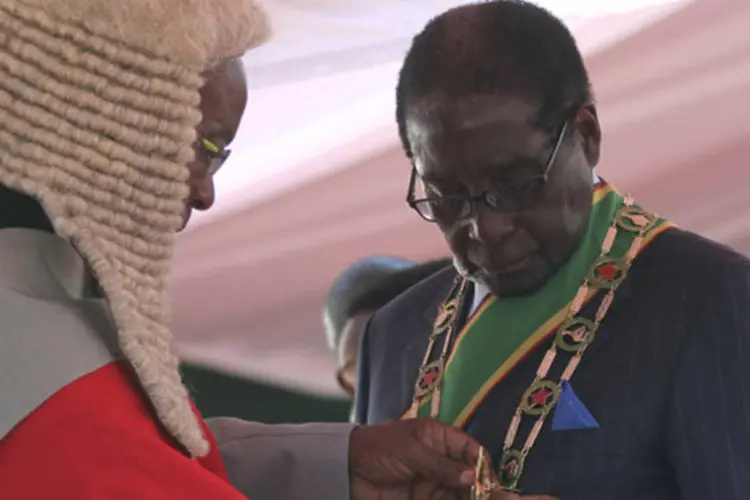 Mugabe: presidente do Zimbábue desde que o país tornou-se independente da Grã-Bretanha rejeitou as críticas e prometeu manter suas políticas nacionalistas (.)