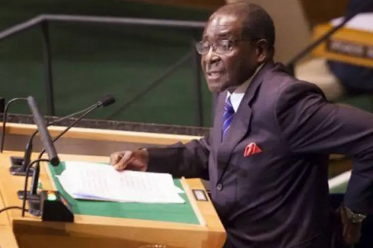 
	O presidente do Zimb&aacute;bue, Robert Mugabe, discursa na Assembleia Geral da ONU: desde 2011, os l&iacute;deres pol&iacute;ticos do pa&iacute;s n&atilde;o haviam chegado a um acordo sobre a data do pleito
 (Michael Nagle/Getty Images)