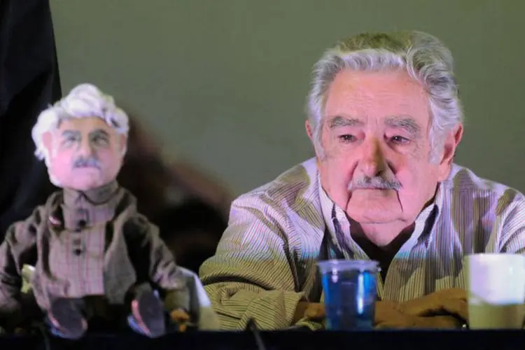 
	Encontro com estudantes da UERJ: Mujica esclareceu que o que se aprovou sob seu mandato no Uruguai em 2014 foi &quot;sua regula&ccedil;&atilde;o, n&atilde;o sua legaliza&ccedil;&atilde;o&quot;. E afirmou &quot;que nenhuma depend&ecirc;ncia seja boa, exceto a do amor&quot;
 (Agência Brasil/ Fernando Frazão)