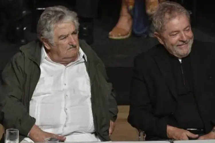O ex-presidente do Uruguai José Mujica (E), ao lado do ex-presidente brasileiro Luiz Inácio Lula da Silva (UARLEN VALERIO/AFP)