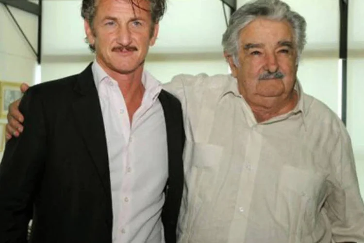 Sean Penn foi recebido na terça-feira pelo presidente do Uruguai, José Mujica: 'o bom jornalismo promove a paz; o mau, a guerra'