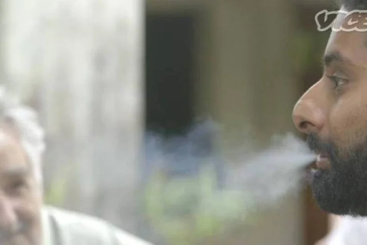 
	Rep&oacute;rter canadense,&nbsp;Krishna Andavolu, fuma maconha com o presidente uruguaio Mujica ao fundo: &quot;Se voc&ecirc; precisa de drogas para ser livre, ent&atilde;o voc&ecirc; est&aacute; frito&quot;, diz o mandat&aacute;rio
 (Reprodução/ Vice)