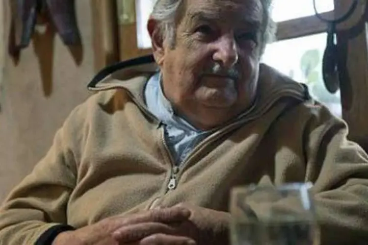 O presidente uruguaio José Mujica é visto em 9 de julho de 2014, em sua residência, nos arredores de Montevidéu (©afp.com / DANIEL CASELLI)