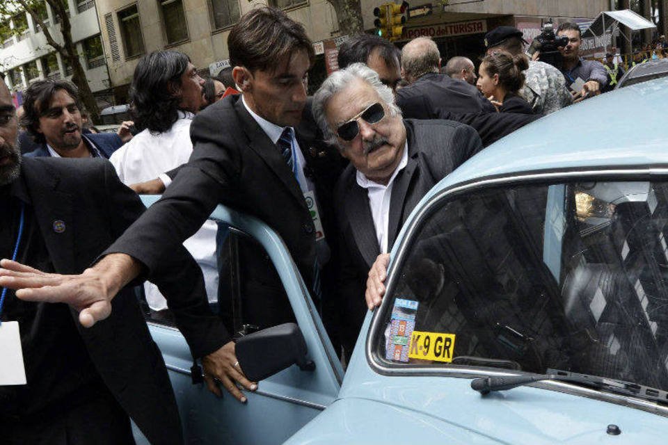 Mujica deixa governo e volta para casa em seu velho Fusca