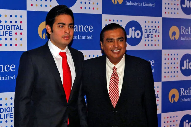 
	Mukesh Ambani (&agrave; direita): a Jio cobrar&aacute; em m&eacute;dia 50 r&uacute;pias por 1 gigabyte de dados, cerca de um quinto do pre&ccedil;o de seus rivais
 (Shailesh Andrade / Reuters)
