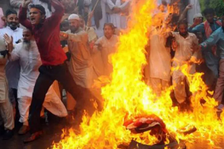 Muçulmanos sunitas queimam bandeira americana durante protesto contra o filme 'Inocência dos Muçulmanos, em Lahore, Paquistão
 (Arif Ali/AFP)