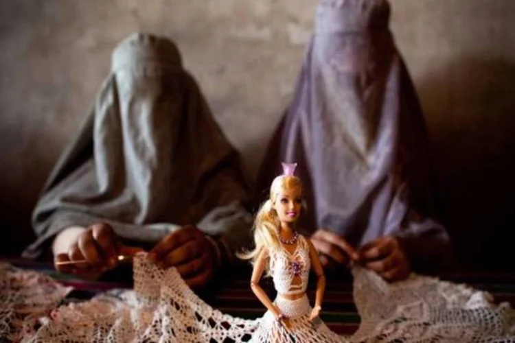 
	Mulheres no Afeganist&atilde;o: em frente a um santu&aacute;rio em Cabul, uma turba espancou at&eacute; &agrave; morte uma jovem
 (Majid Saeedi/Getty Images)