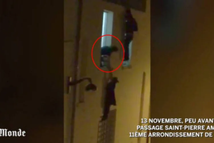 Vídeo mostra mulher pendurada em uma janela atrás do Bataclan, a vários metros de altura, gritando: “Estou grávida!” (Reprodução/YouTube)