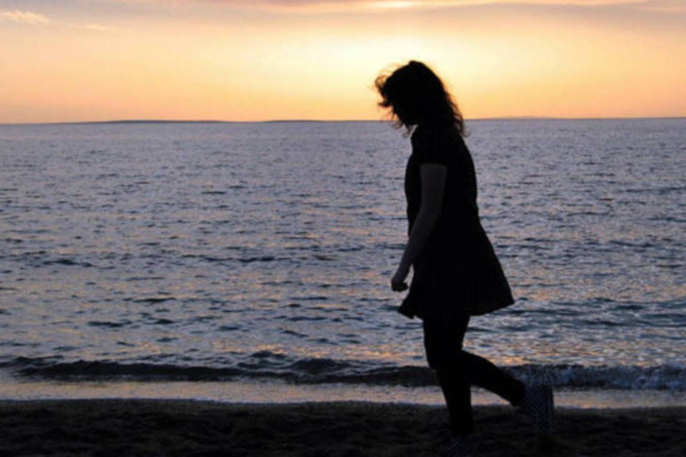 
	Mulher andando sozinha na praia: 70% dos &quot;nem-nems&quot; s&atilde;o mulheres
 (Sanja Gjenero / Stock Xchng)