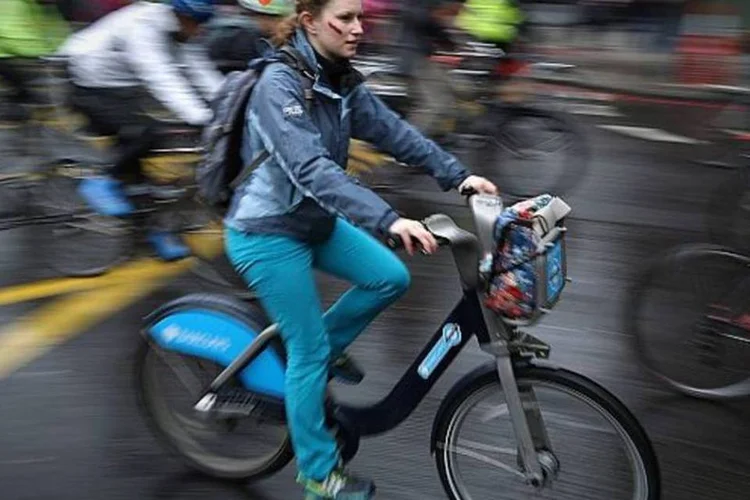 Mesmo com o frio e a chuva, os londrinos insistem no uso da bicicleta como meio de transporte complementar na cidade (Peter Macdiarmid/Getty Images)