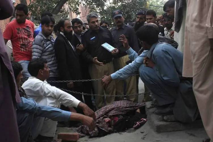 Farzana Igbal apedrejada: mulher foi atacada na terça-feira, segundo a polícia, por ter se casado com o homem que amava (Mohammad Tahir/Reuters)
