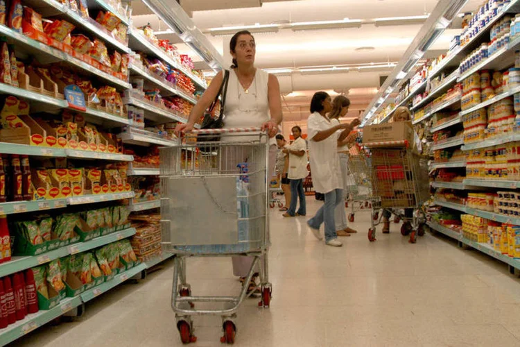 
	Mulher caminha em supermercado: dos 31 produtos pesquisados, 15 apresentaram queda de pre&ccedil;o na semana, 14 registraram alta e dois permaneceram est&aacute;veis
 (Andre Vieira/Bloomberg News)