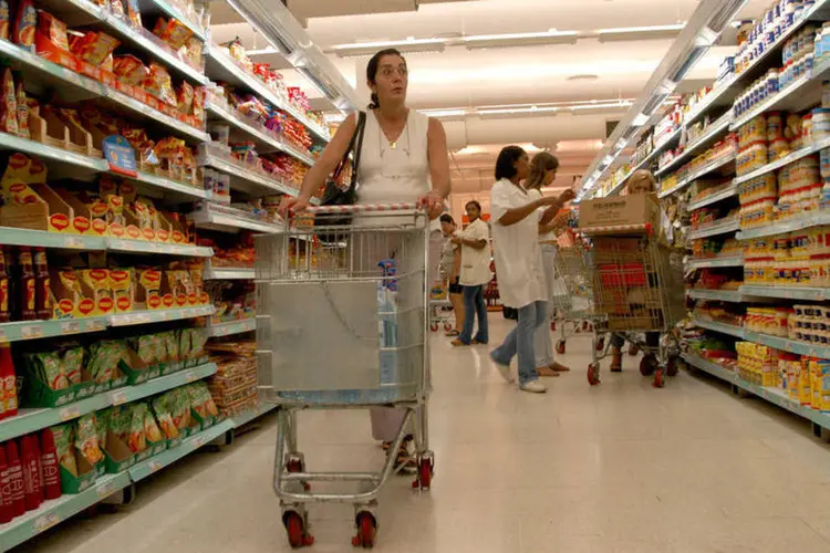 
	Mulher caminha em supermercado no Rio de Janeiro: o grupo de Despesas Diversas subiu 0,24 por cento contra 0,30 por cento na apura&ccedil;&atilde;o anterior
 (Andre Vieira/Bloomberg News)
