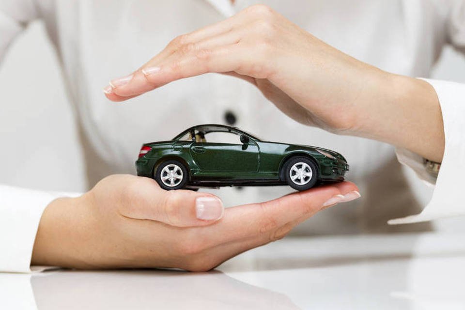 
	Mulher protege seu carro: Dicas ajudam a gastar menos no seguro sem correr riscos de cometer fraudes e evitando que o barato saia caro
 (Thinkstock/scyther5)
