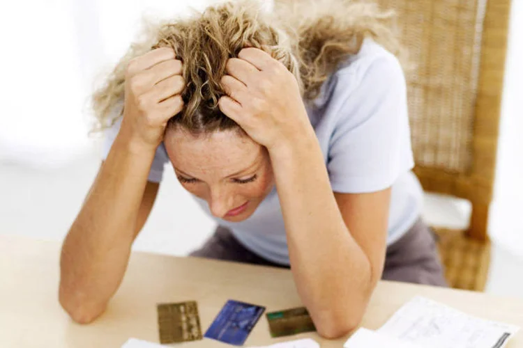 
	Mulher nervosa com cart&otilde;es: Leitora realizou gastos a mais no cart&atilde;o de cr&eacute;dito para resolver um imprevisto e n&atilde;o consegue quitar a d&iacute;vida
 (George Doyle/Thinkstock)