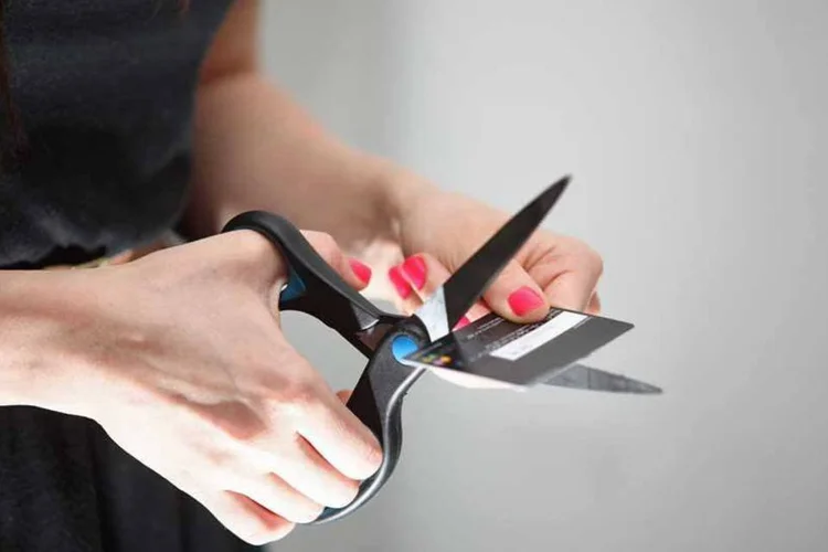 
	Mulher corta cart&atilde;o de cr&eacute;dito: o resultado representa uma desacelera&ccedil;&atilde;o ante a alta de 5,9% registrada no primeiro trimestre do ano passado
 (Tramvaen/Thinkstock)