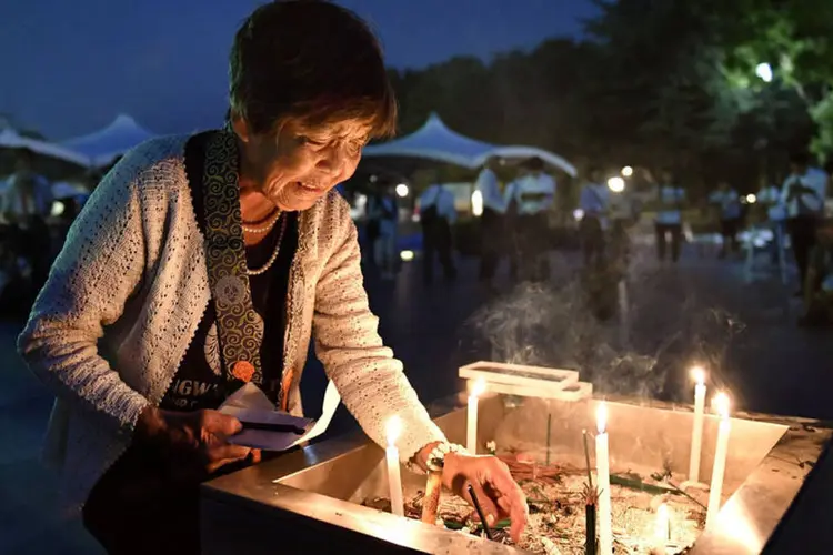 Tristeza: mulher chora em cerimônia de homenagem às vítimas de Hiroshima (Kyodo/Reuters)