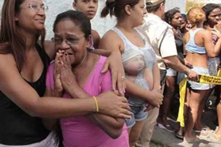 "Tive que passar o sanduíche pela grade, pois não me deixaram entrar. Como deixam um bandido subir até a sala de aula?", questionou Noeli, mãe de Marianna, que morreu na chacina (Reuters)