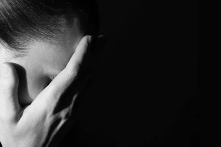 Mulher com a mão no rosto, violência (Thinkstock)