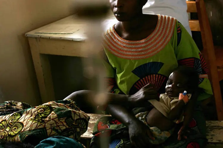 
	Mulher em hospital no Congo: pa&iacute;s declarou no domingo surto de ebola na prov&iacute;ncia de Equateur
 (Spencer Platt/Getty Images)