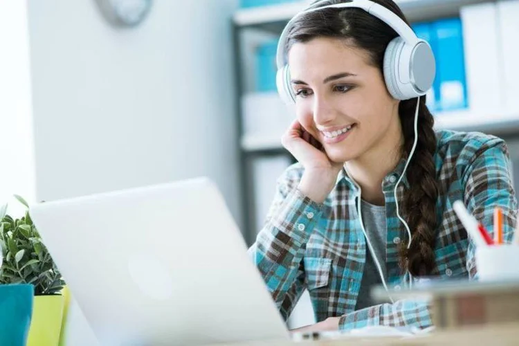 mulher-com-laptop (Thinkstock/demaerre)
