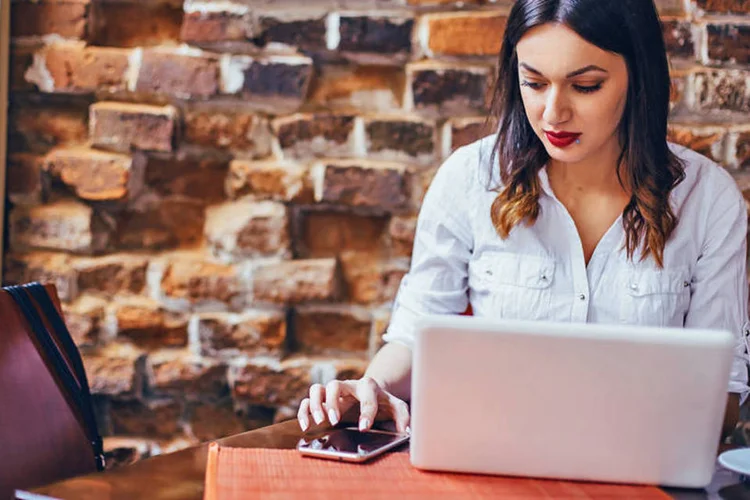 
	&quot;Ao impor o limite de dados, elas querem tirar algumas pessoas da internet, que n&atilde;o v&atilde;o conseguir pagar&rdquo;, diz especialista
 (Likoper/Thinkstock)