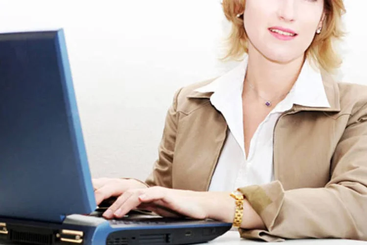 Mulher usando computador (Dreamstime)