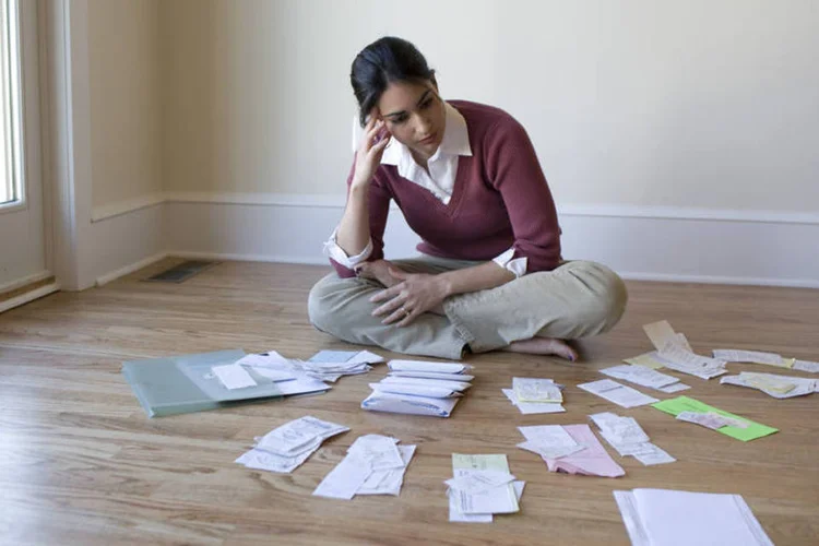 
	Mulher organiza contas: programa pode ajudar a diminuir o valor das d&iacute;vidas em at&eacute; 80%. Veja como participar
 (David Sacks/Thinkstock)