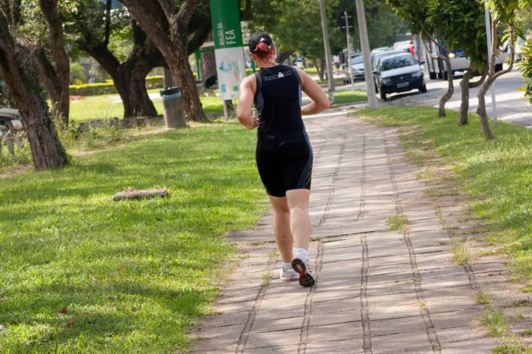 
	Mulher correndo na USP: projeto &eacute; uma das medidas para regulamentar a atividade f&iacute;sica na Cidade Universit&aacute;ria
 (Marcos Santos/USP Imagens/Divulgação)