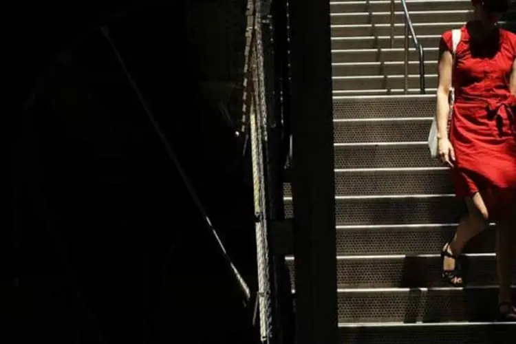 Mulher descendo escada (Getty Images)