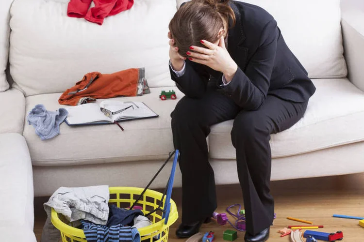 
	Mulher triste: Maioria dos patr&otilde;es considera dom&eacute;sticos como membros da fam&iacute;lia
 (Thinkstock/KatarzynaBialasiewicz)