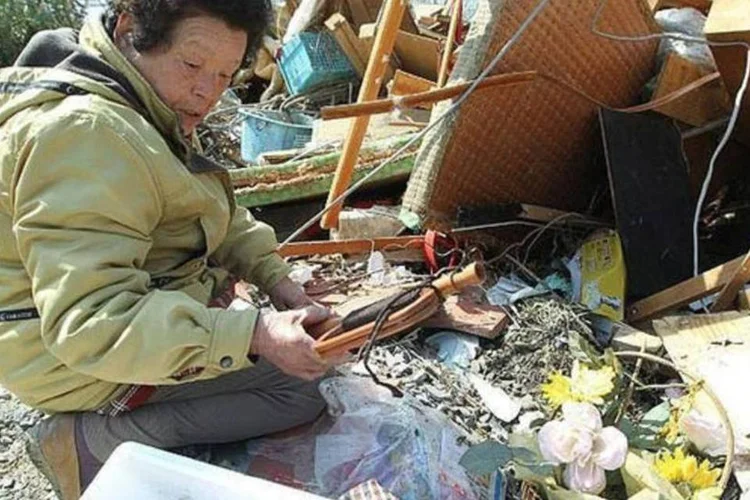 Dona de uma casa destruída pelo tsunami, na cidade de Minamisanriku (AFP/Jiji Press)