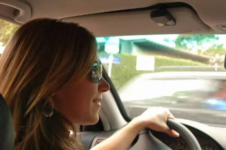 
	Mulher dirigindo carro: elas pagam, em m&eacute;dia, 21% a menos pela cobertura
 (Getty Images)