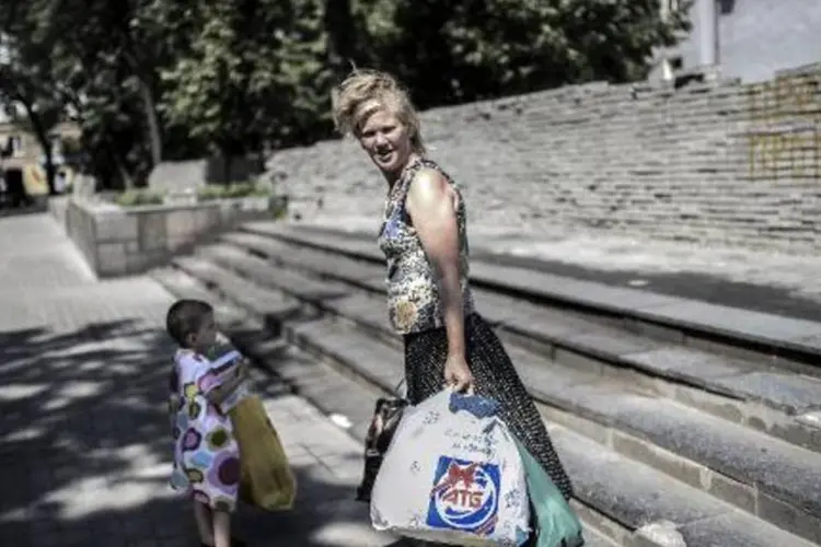 Mulher em Donetsk, Ucrânia: número de deslocados aumentou desde junho (Bulent Kilic/AFP)