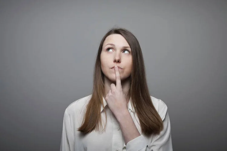Mulher com dúvida: quem deseja comprar CDBs com taxas maiores devem ficar de olho no momento de abertura do mercado secundário (Marijus Auruskevicius/Thinkstock)