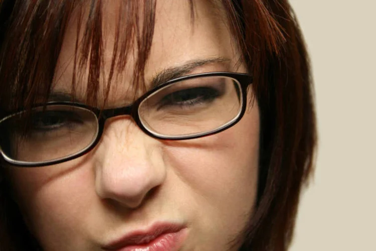 
	Mulher com cara de d&uacute;vida: Pensar no hist&oacute;rico de uso daquele tipo de bem pode ajudar a evitar remorsos
 (Stock.xchng/ Derek Kimball)