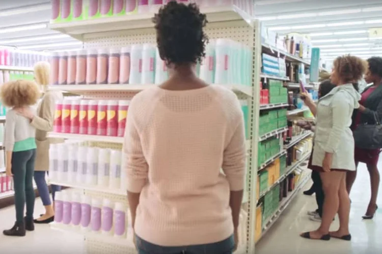
	Mulher em comercial da Shea Moiusture: com o recado entendido, a Droga5 desenvolveu sua primeira campanha para a marca
 (Reprodução/ Youtube)