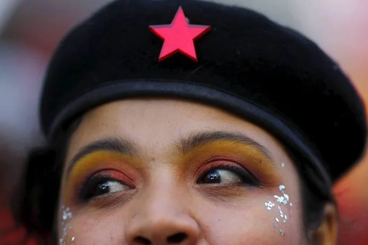 No lugar do "Fora Dilma", o "Dilma Fica" (Ricardo Moraes/Reuters)
