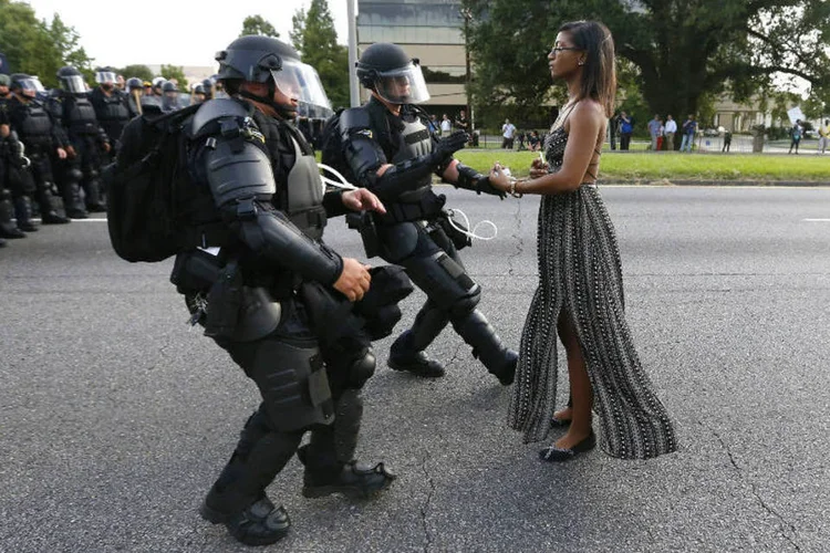 
	Mulher em Baton Rouge: imagem que mostra Iesha Evans enfrentando policiais se tornou s&iacute;mbolo das tens&otilde;es raciais nos EUA
 (Jonathan Buchman/Reuters)