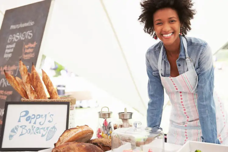 Mulher empreendedora; negra; jovem; padaria; empreendedorismo; negócio (Thinkstock)