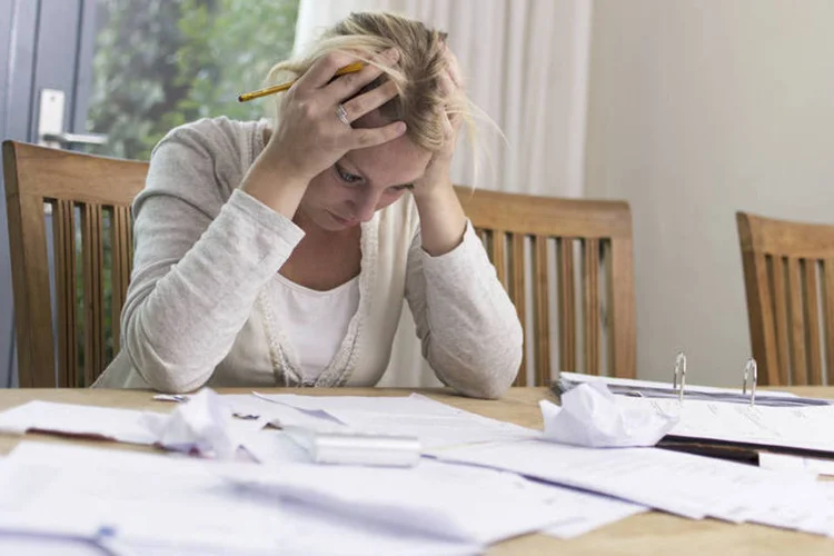Consumidor com dívidas: no ano, o indicador acumula alta de 0,8% frente ao mesmo período de 2015 (mactrunk/Thinkstock)